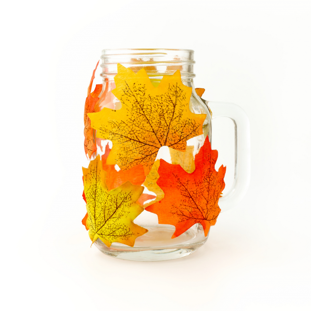 A befőttes üveg levéllel befedve igazán csodás őszi dekoráció.